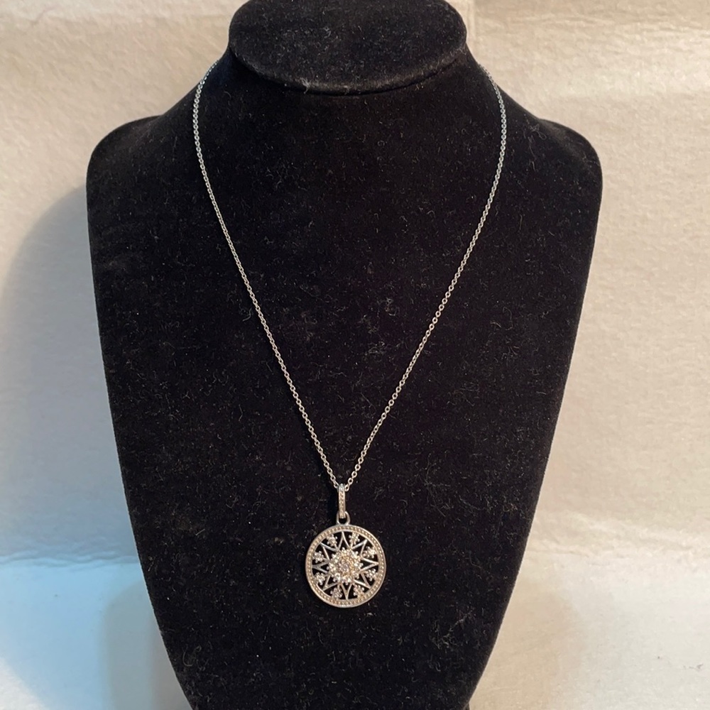 Avon round snowflake sparkly rhinestone pendant on 16” silver tone chain